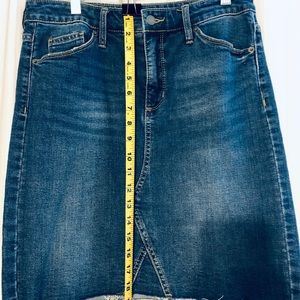Universal thread jean skirt